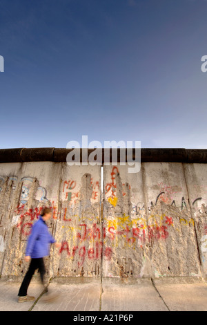 Un homme passe devant le Mur de Berlin le long de Bernauer Straße à Berlin est l'Allemagne Banque D'Images