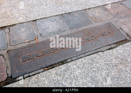 Plaque commémorative et la ligne de pavés double marquant le chemin du mur de Berlin en Allemagne. Banque D'Images