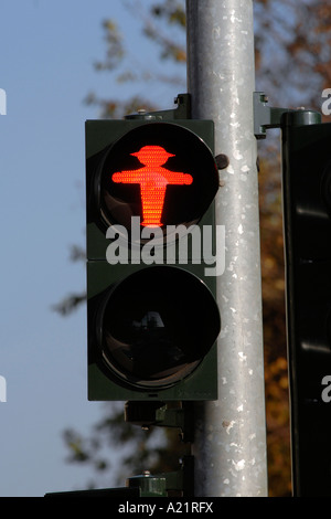 Le signal rouge piétons affectueusement appelé l'Ampelmann dans Berlin Est. Banque D'Images