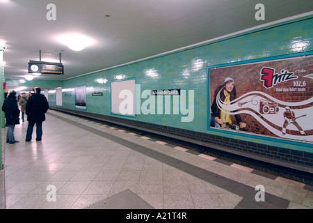 La station de U Bahn Alexanderplatz à Berlin est la plate-forme. Banque D'Images