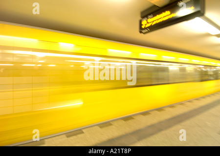 U Bahn (train jaune à la station Alexanderplatz à Berlin Est. Banque D'Images