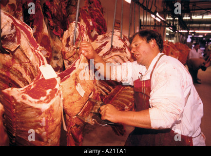 Un boucher à Smithfield Meat Market, London, UK Banque D'Images