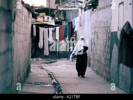 Une femme marche dans une rue étroite dans la plage (camp de réfugiés de Shatti), Gaza, Territoires occupés par Israël 1987 Banque D'Images