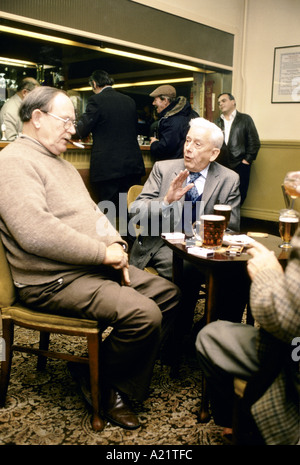 Personnes âgées Hommes buvant dans le pub, UK Banque D'Images