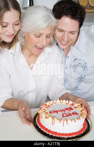 Grand-mère de recevoir le gâteau d'anniversaire de petits-enfants Banque D'Images