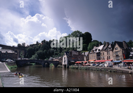 Les canoéistes sur la Rance, à côté du vieux port de Dinan, Bretagne, France Banque D'Images