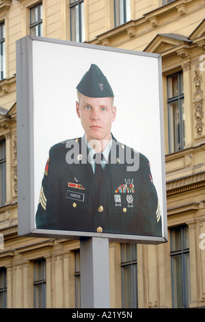 Affiche commémorative du soldat américain à Checkpoint Charlie. Banque D'Images