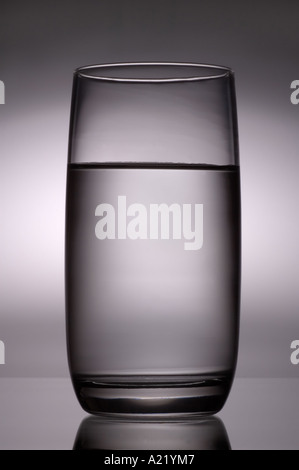 Un verre d'eau sur un fond gris gris. Banque D'Images