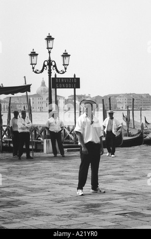 Gondoliers à Venise Italie Banque D'Images