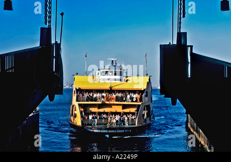 New York NY USA Staten Island Ferry arrivée à Dock sur Manhattan, vacances Banque D'Images