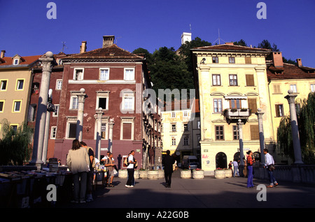 Vue sur le pont de l'cordonniers bâtiments colorés le long de la rivière Ljubljanica Ljubljana en Slovénie Banque D'Images