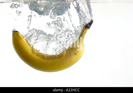 Fruit de la banane est tombé dans l'eau faire splash Banque D'Images