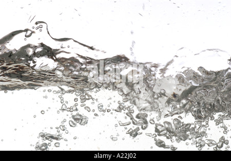 Vue sous-marine de l'eau tourbillonnante et bulles Banque D'Images