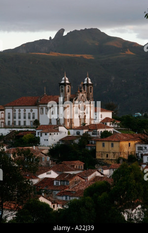 Cathédrale d'Ouro Preto avec vue sur parc Itacolomi en arrière-plan le Minas Gerais Brésil Amérique du Sud Banque D'Images