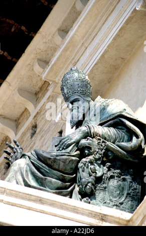 Statue du pape Sixte V dans le centre historique de la ville de Fermo en Ascoli Piceno Marches Italie Banque D'Images