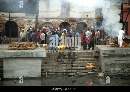 Le Népal Katmandou 2005 ghats de crémation au temple de Pashupatinath sur la rivière Bagmati au temple est l'un des plus sacré de culte Banque D'Images