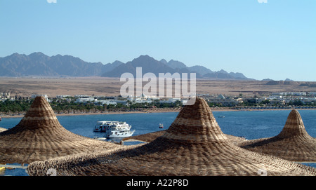 Chaîne de montagnes du Sinaï dans la distance vu de Naama Bay Sharm El Sheikh Égypte Banque D'Images