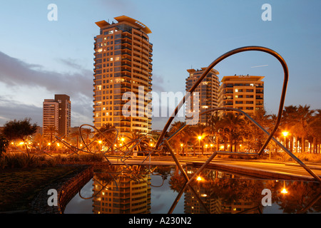 Coin salon avec vue sur le parc Diagonal Mar Barcelona La Catalogne Espagne Europe Banque D'Images