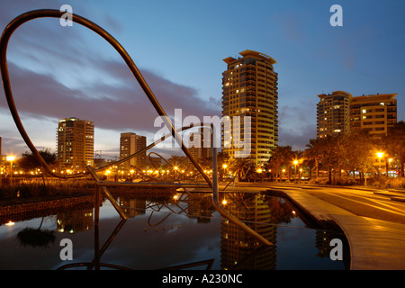 Coin salon avec vue sur le parc Diagonal Mar Barcelona La Catalogne Espagne Europe Banque D'Images