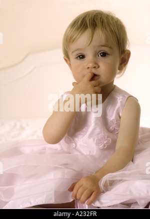 Porter un enfant en robe de soirée rose Banque D'Images
