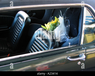 Fleurs dans le siège arrière d'une voiture Banque D'Images