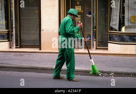 Paris France ouvrier de l'assainissement nettoyant les rues de la ville Banque D'Images