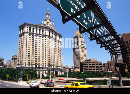 New York, l'extérieur du bâtiment municipal David N Dinkins à Lower Manhattan. Bâtiments art déco. Sortez de Chambers Street en direction de Brooklyn. Banque D'Images