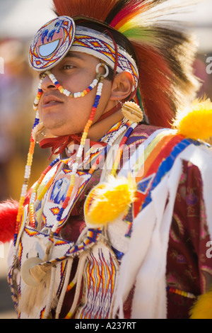 Homme de Santa Ynez Valley Grass Dancer Chumash Inter Tribal Powwow près de Santa Barbara en Californie Banque D'Images