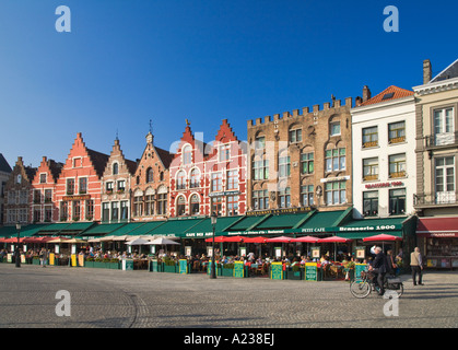 Restaurants dans le Markt la place du vieux marché, dans le centre de Bruges Belgique Banque D'Images