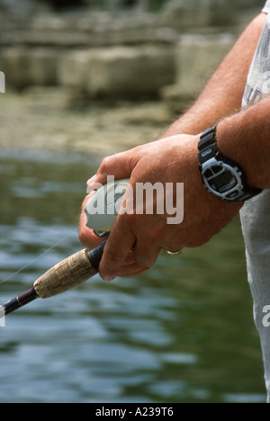 Fisherman's Hands holding Pole Banque D'Images