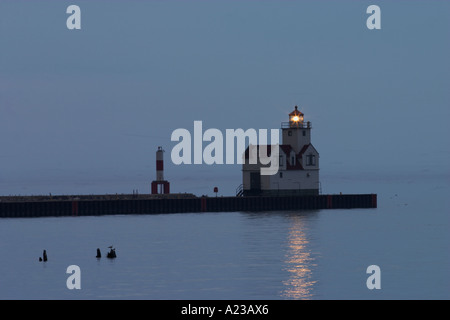 Le phare dans le port de Kewaunee Wisconsin de nuit. Banque D'Images