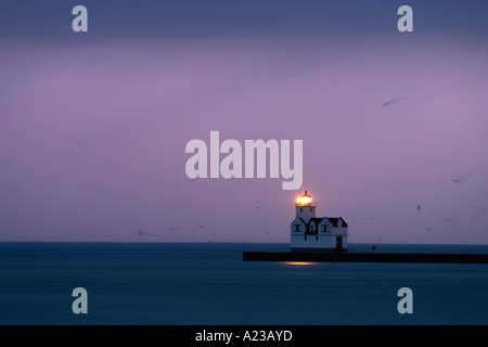 Le phare dans le port de Kewaunee Wisconsin de nuit. Banque D'Images