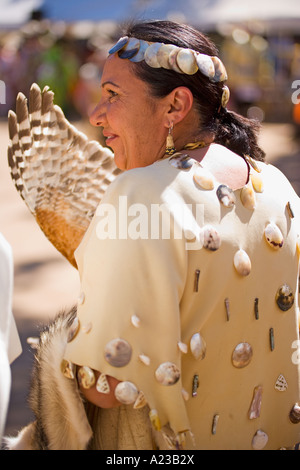 Femme Chumash habillés en costumes traditionnels avec des coquilles Chumash Inter Tribal Powwow Santa Barbara Santa Ynez Valley en Californie Banque D'Images