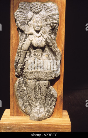 Figurine féminine en terre cuite appelée "Mère Déesse'. La fin de période Sunga. Banque D'Images