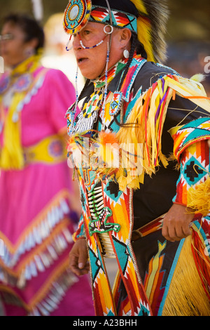 Danseur d'herbe mâle Inter Tribal Chumash Powwow Santa Ynez Valley près de Santa Barbara en Californie Banque D'Images