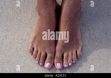 Close up of young woman's feet on beach Banque D'Images