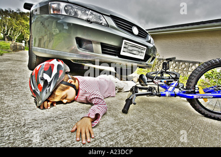 Cycliste enfant accident de voiture Banque D'Images