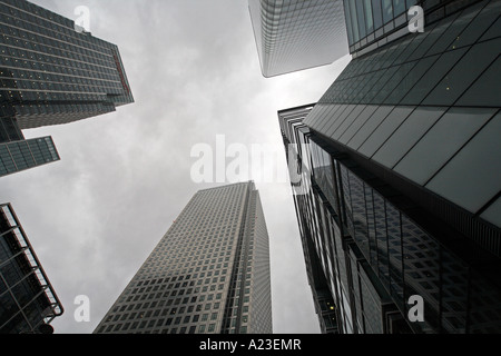 Un ciel gris orageux plane sur de grandes tours d'immeubles de bureaux dans le centre d'affaires de la capitale, Londres. Banque D'Images