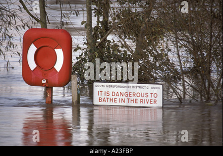 Wye River inondée à Ross on Wye Herefordshire avec lifebouy et avertissement inondé l'Angleterre Banque D'Images