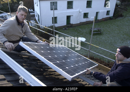 L'installation de cellules photovoltaïques sur un toit de maison dans le sud du Devon en Angleterre 5kw capacité installée Banque D'Images