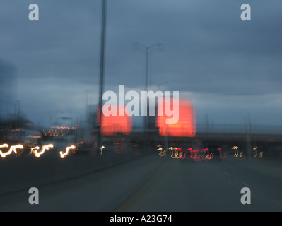 Les bâtiments en feu en raison de l'établissement reflète la lumière du soleil et lumières dansantes Banque D'Images