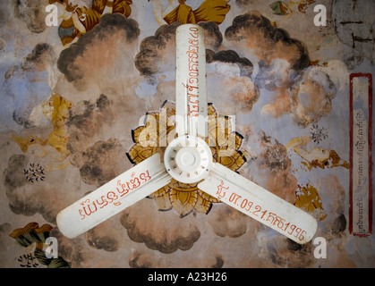 Un ventilateur de plafond avec un plafond peint dans un temple cambodgien, le Cambodge, l'Asie Banque D'Images