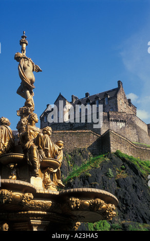 La fontaine Ross jardins de Princes street, le château d'Édimbourg Edinburgh Lothian UK GB EU Europe Banque D'Images
