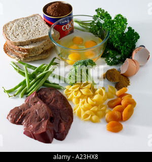 Les aliments enrichis en fer agneaux foie abricots secs poudre de cacao Poudre de curry de légumes verts brocolis pâtes persil Haricots verts Banque D'Images