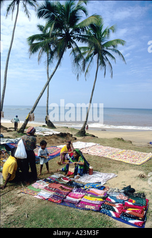 Plage d'Anjuna marché hebdomadaire à Goa en Inde méridionale. Banque D'Images