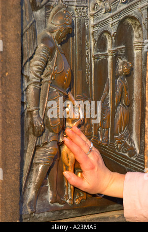 Relief en bronze à la base de la statue de St Jean Népomucène Charles Bridge Prague République tchèque (toucher pour la bonne chance) Banque D'Images