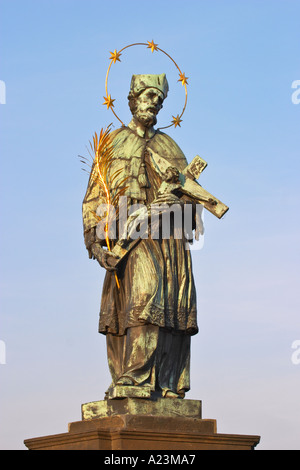 Statue de saint Jean Népomucène sur le Pont Charles Prague République Tchèque Banque D'Images