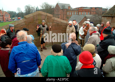 Les touristes sur une visite guidée de Chester Banque D'Images