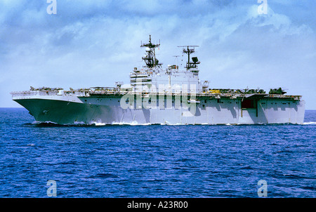 USS Tarawa dans le Pacifique octobre 1986 avec AV8A Harrier les avions et les hélicoptères sur son envol Banque D'Images
