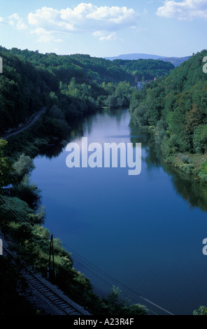 Avec la rivière Kupa collines boisées des deux côtés et une ligne de chemin de fer longeant le fleuve Ozalj Croatie Banque D'Images